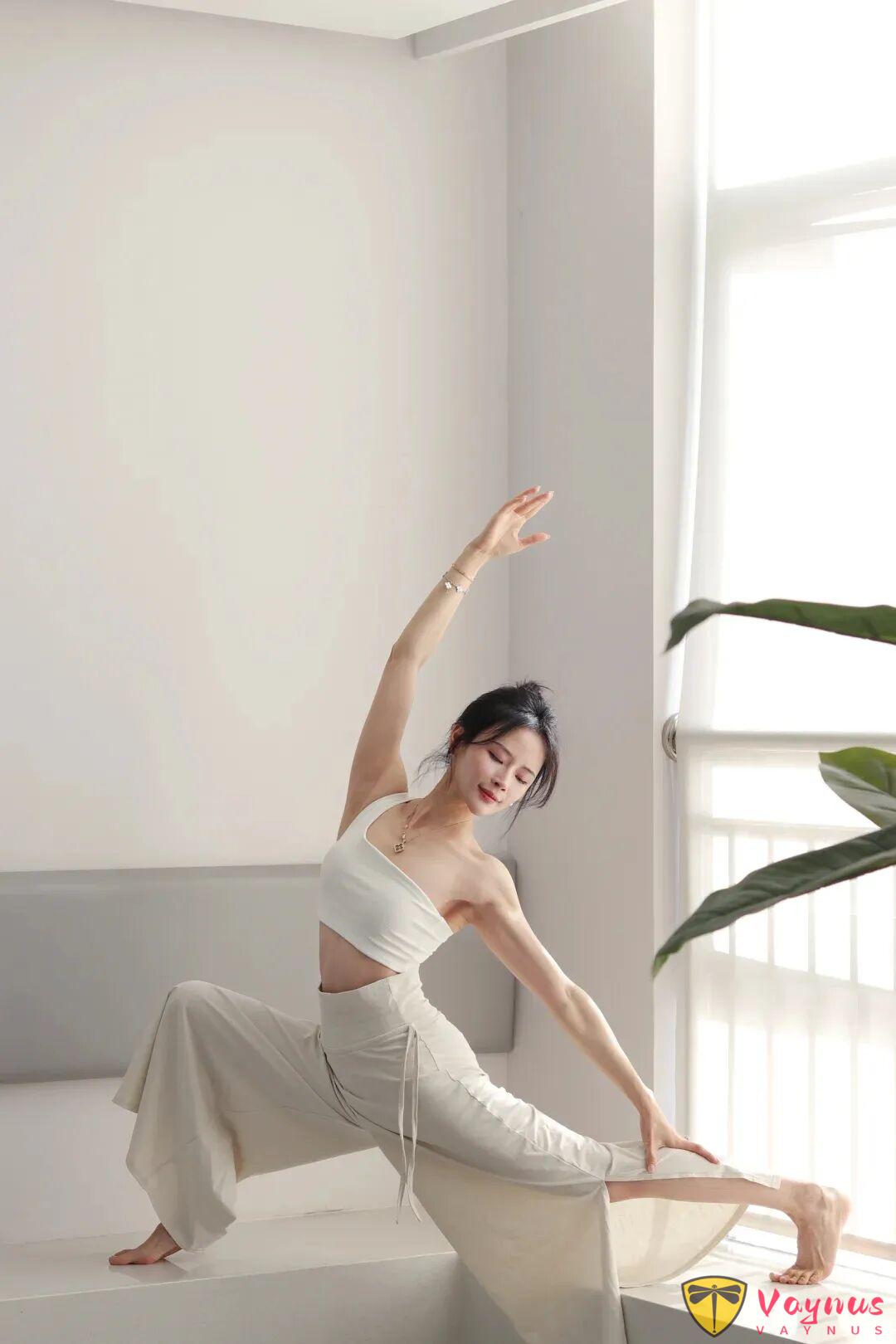 又松弛又干净，白色系穿搭+窗边自然光，9个动作拍出极简氛围感