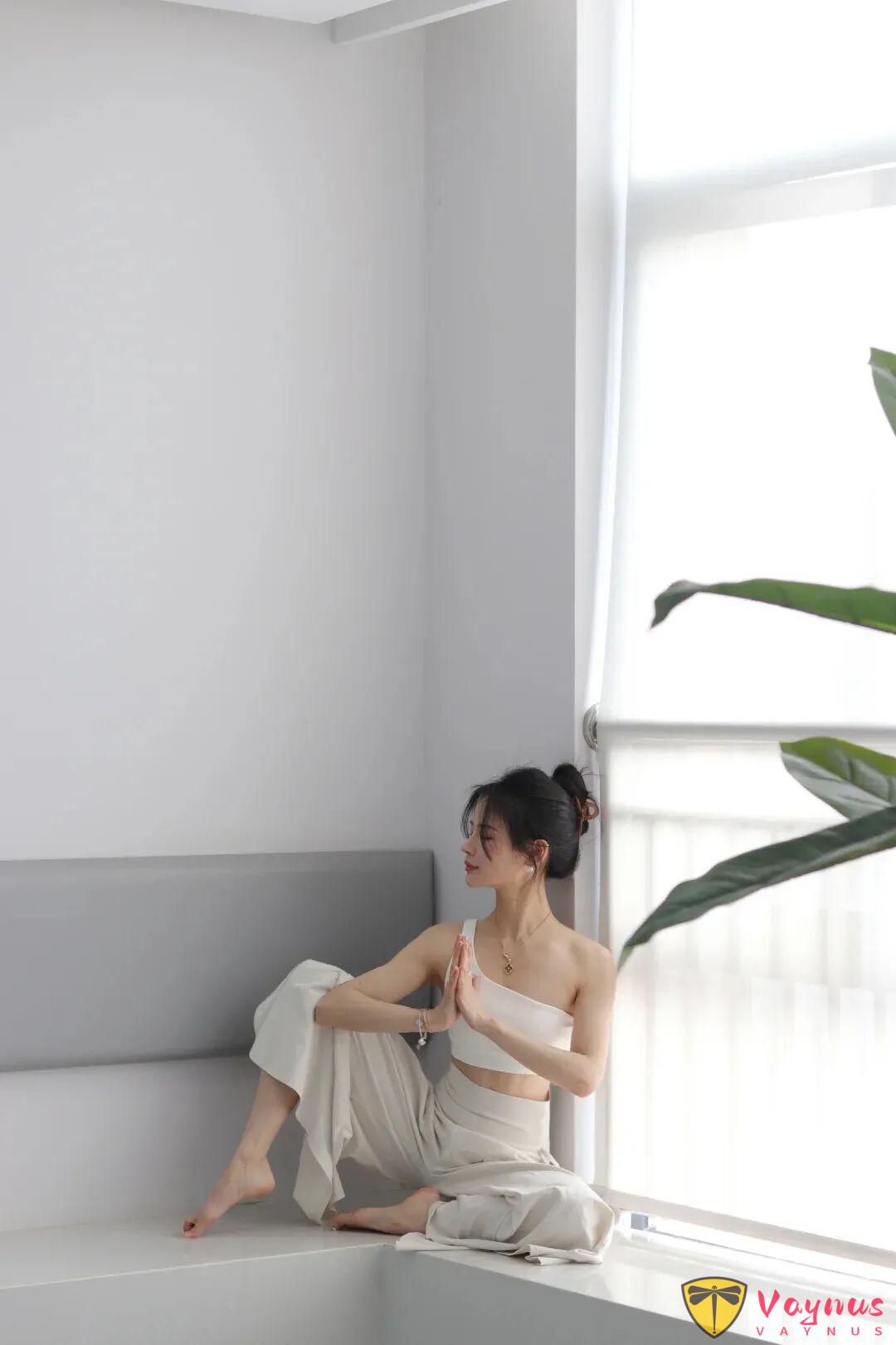 又松弛又干净，白色系穿搭+窗边自然光，9个动作拍出极简氛围感