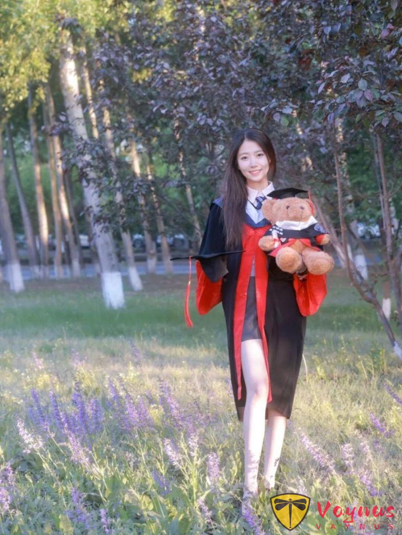 学士服草地拍照5式，阳光一照拍出毕业剧封面，抓住青春最后的温柔瞬间