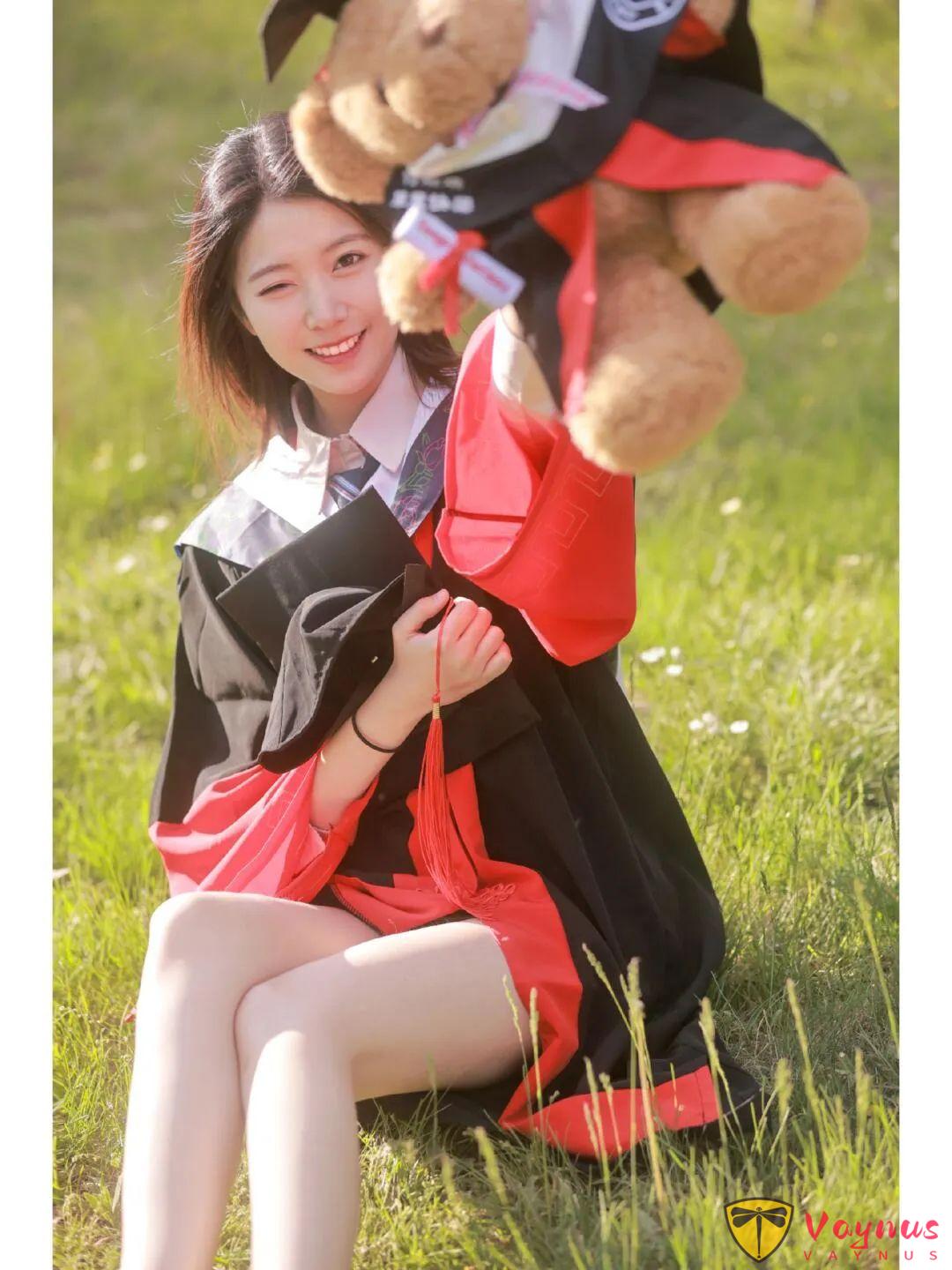 学士服草地拍照5式，阳光一照拍出毕业剧封面，抓住青春最后的温柔瞬间