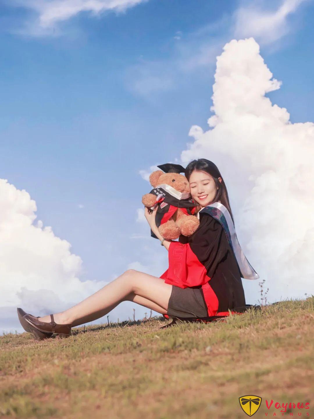 学士服草地拍照5式，阳光一照拍出毕业剧封面，抓住青春最后的温柔瞬间