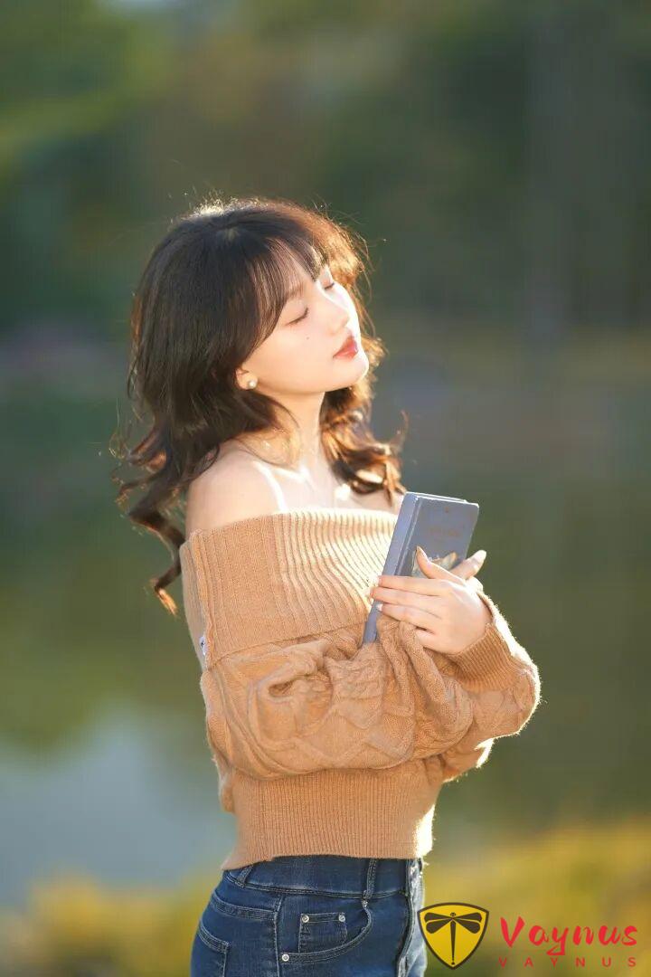 拒绝平平无奇！9个逆光人像拍照姿势，温柔松弛显气质，美到发光