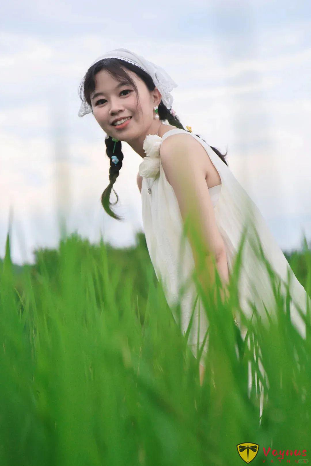穿上白色裙子在田间漫步，如何拍出既清新又自然的照片？