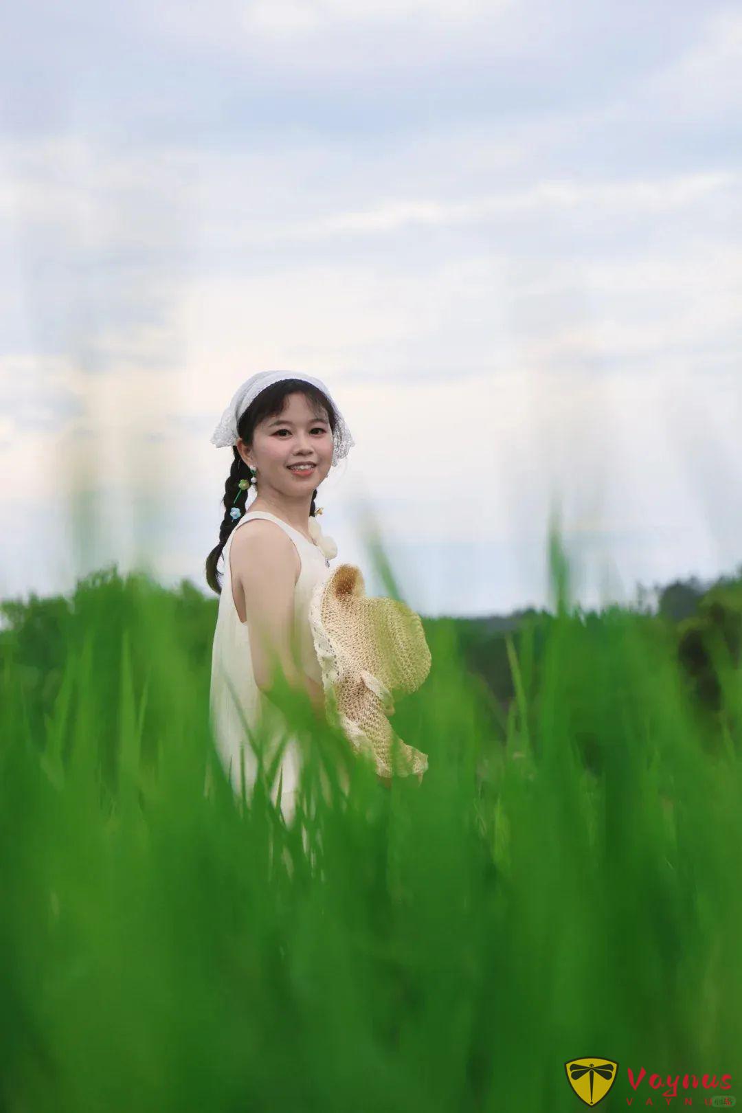 穿上白色裙子在田间漫步，如何拍出既清新又自然的照片？