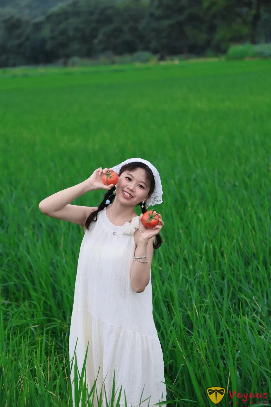 穿上白色裙子在田间漫步，如何拍出既清新又自然的照片？