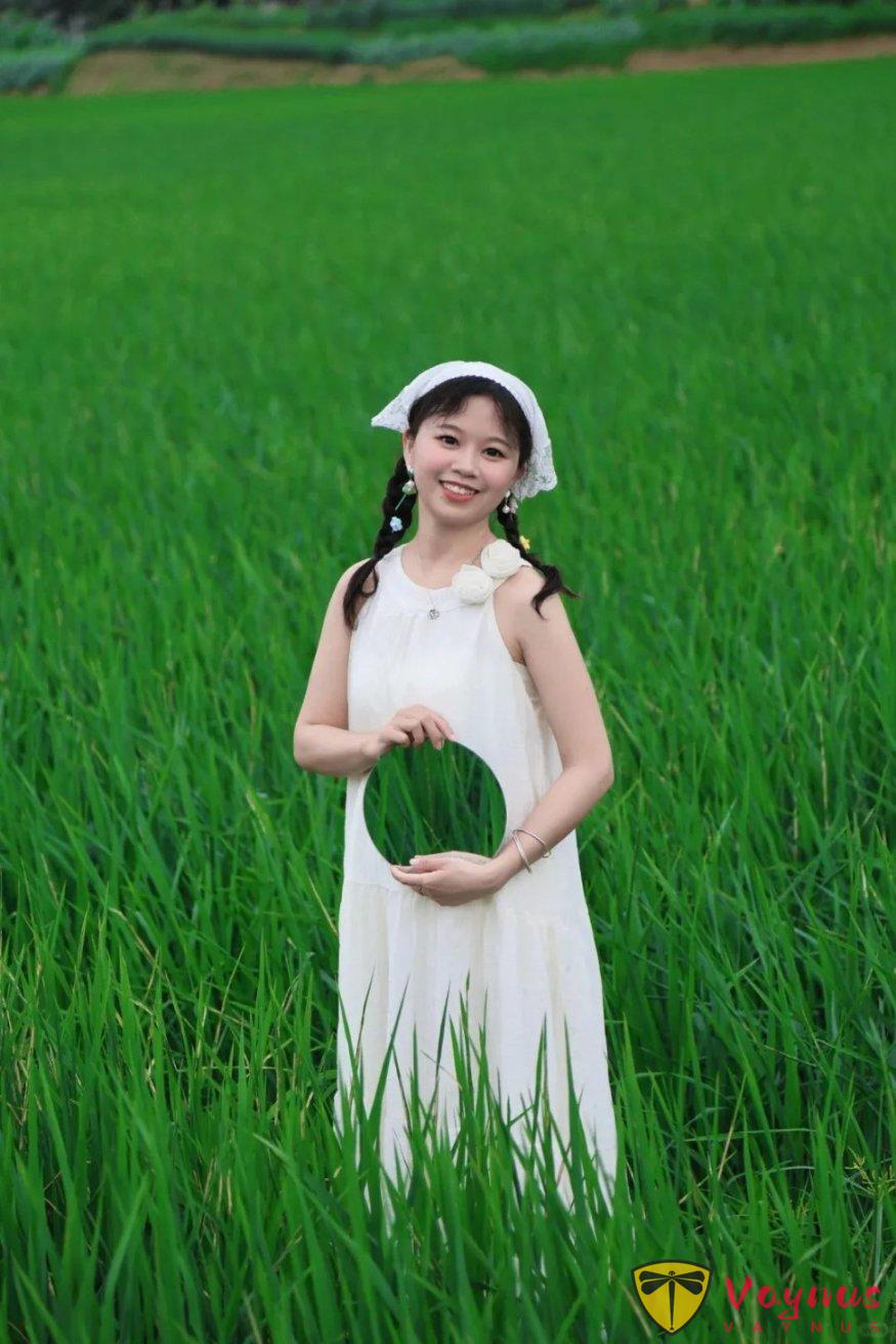穿上白色裙子在田间漫步，如何拍出既清新又自然的照片？