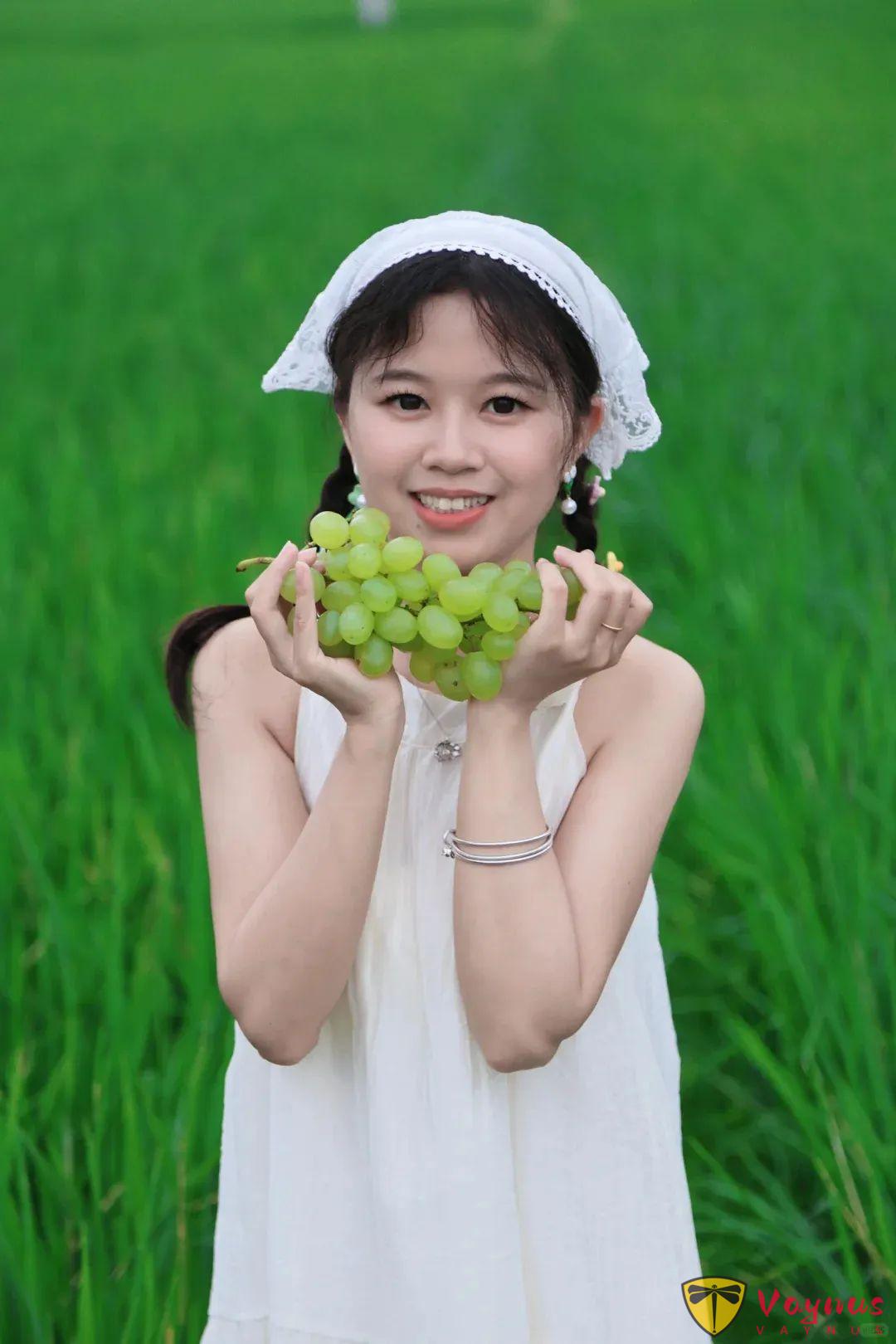 穿上白色裙子在田间漫步，如何拍出既清新又自然的照片？