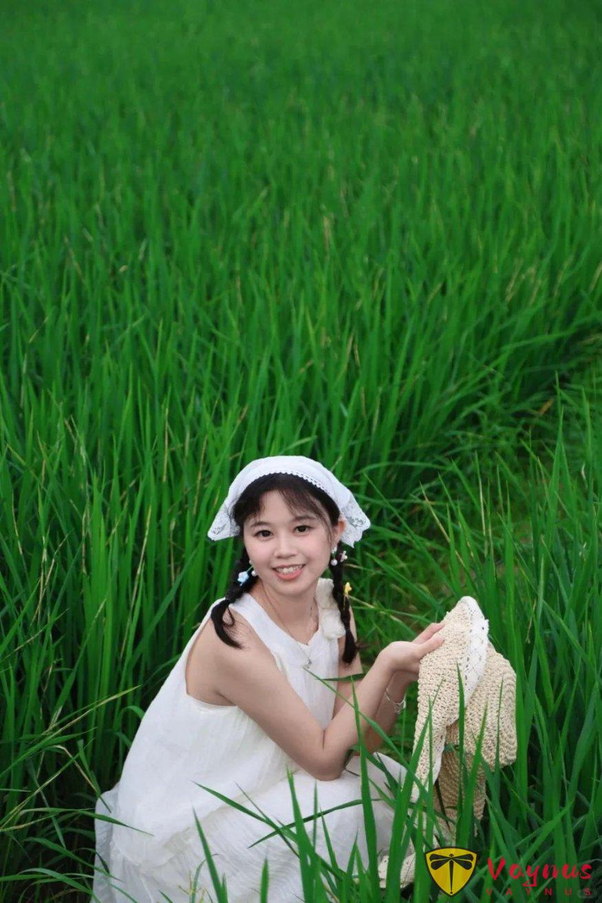 穿上白色裙子在田间漫步，如何拍出既清新又自然的照片？