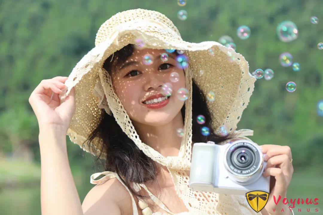 穿上白色裙子在田间漫步，如何拍出既清新又自然的照片？