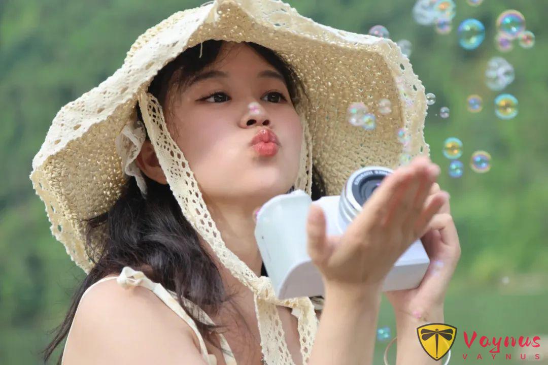 穿上白色裙子在田间漫步，如何拍出既清新又自然的照片？