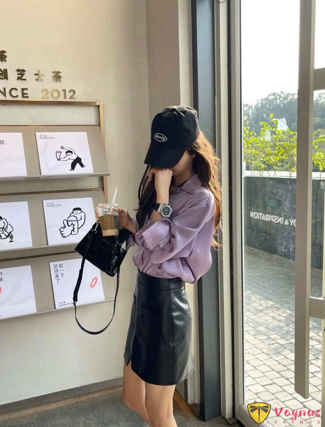 紫色衬衫+黑色皮裙