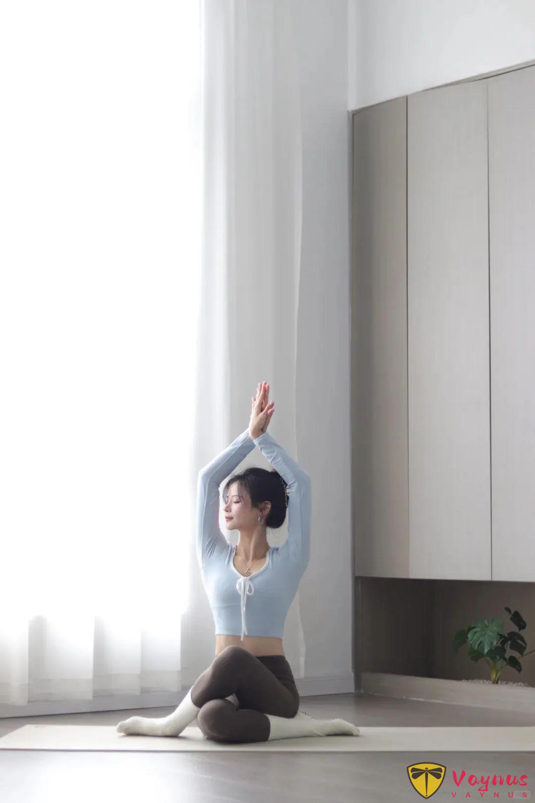 室内+瑜伽穿搭=又松弛又治愈，这组拉伸姿势拍照太上镜了