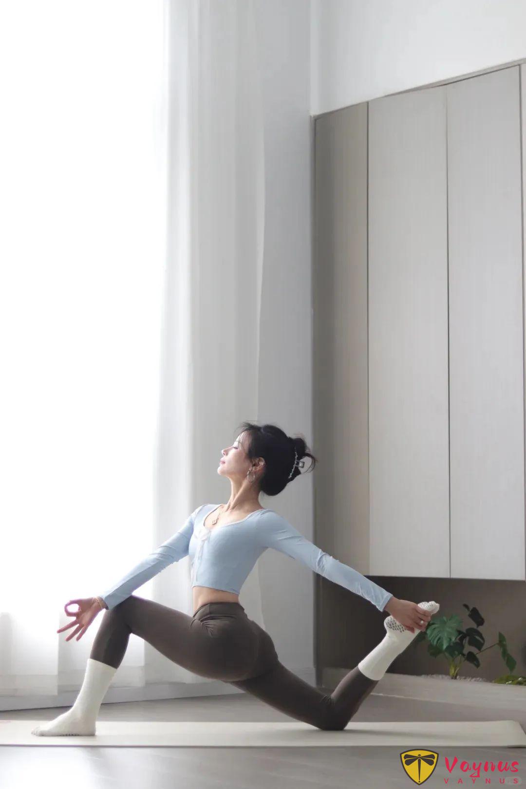室内+瑜伽穿搭=又松弛又治愈，这组拉伸姿势拍照太上镜了