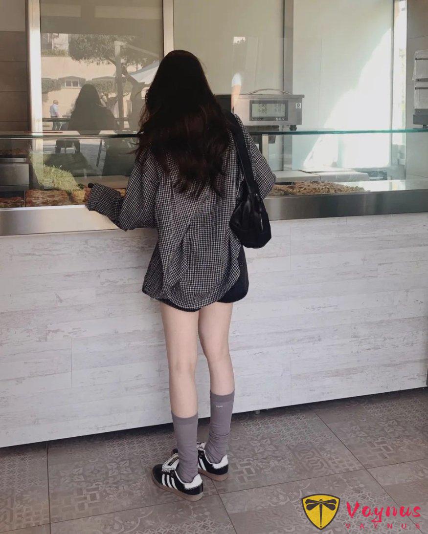 夏季黑色格子衬衫的高级穿搭