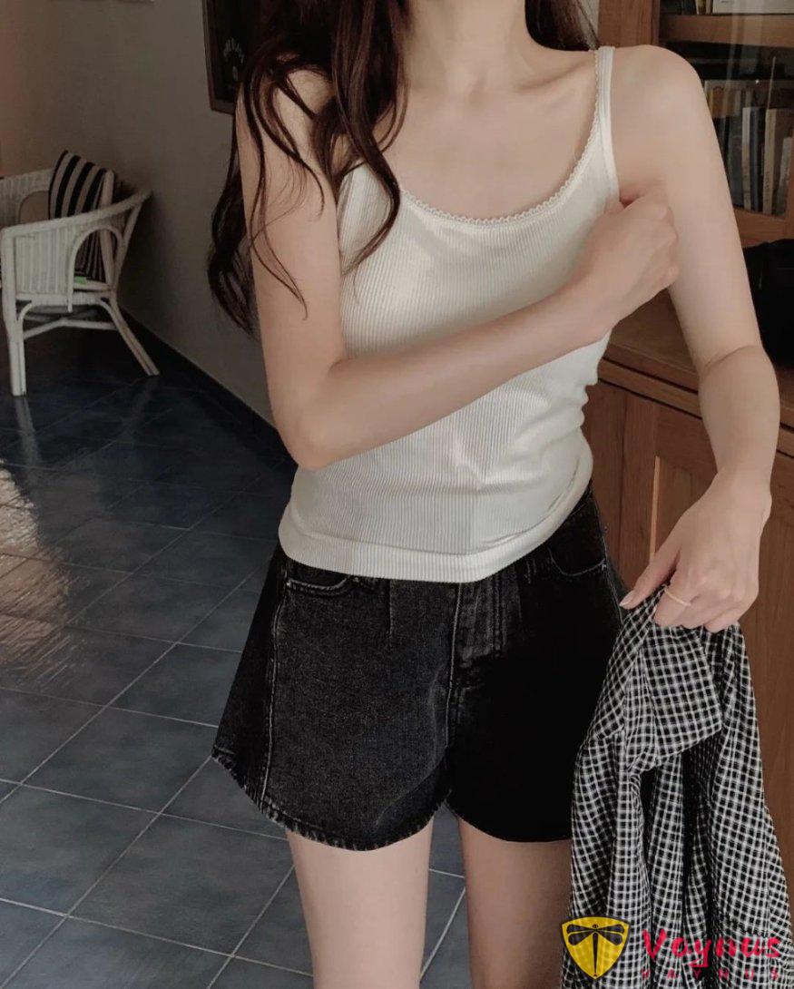 夏季黑色格子衬衫的高级穿搭