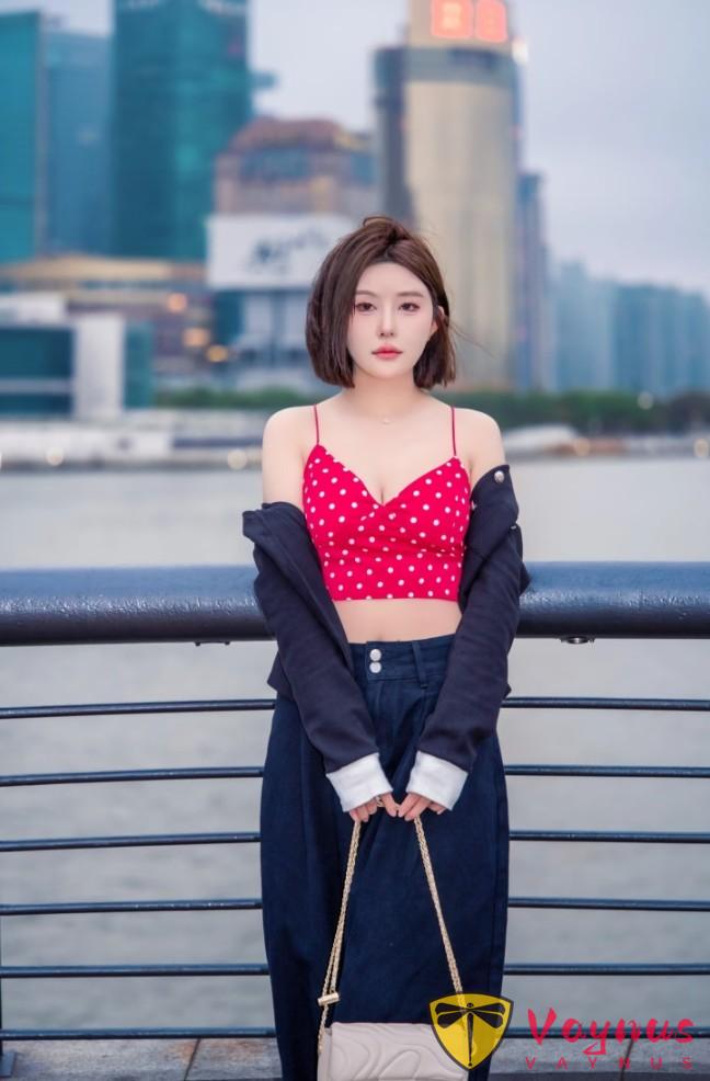 9个外滩拍照姿势,性感撩人秀身材,做个自信张扬的都市丽人