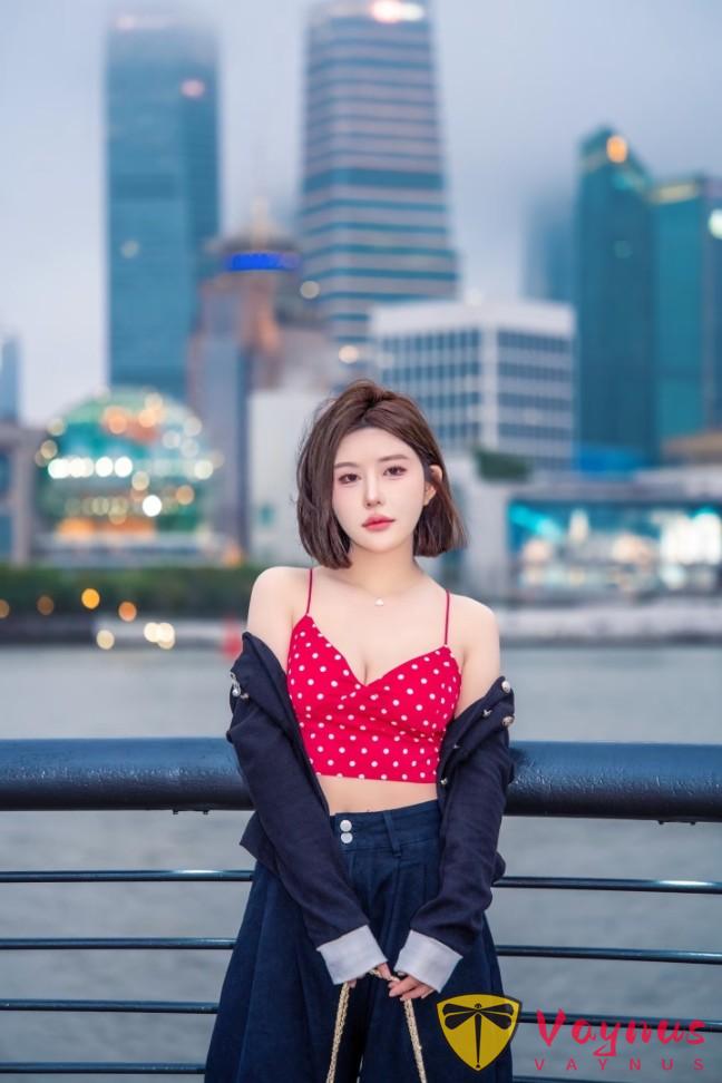 9个外滩拍照姿势,性感撩人秀身材,做个自信张扬的都市丽人