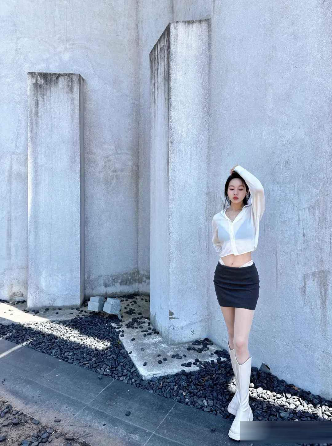白色长筒靴夏天也能穿：短裙加透感衬衫的清冷感搭配