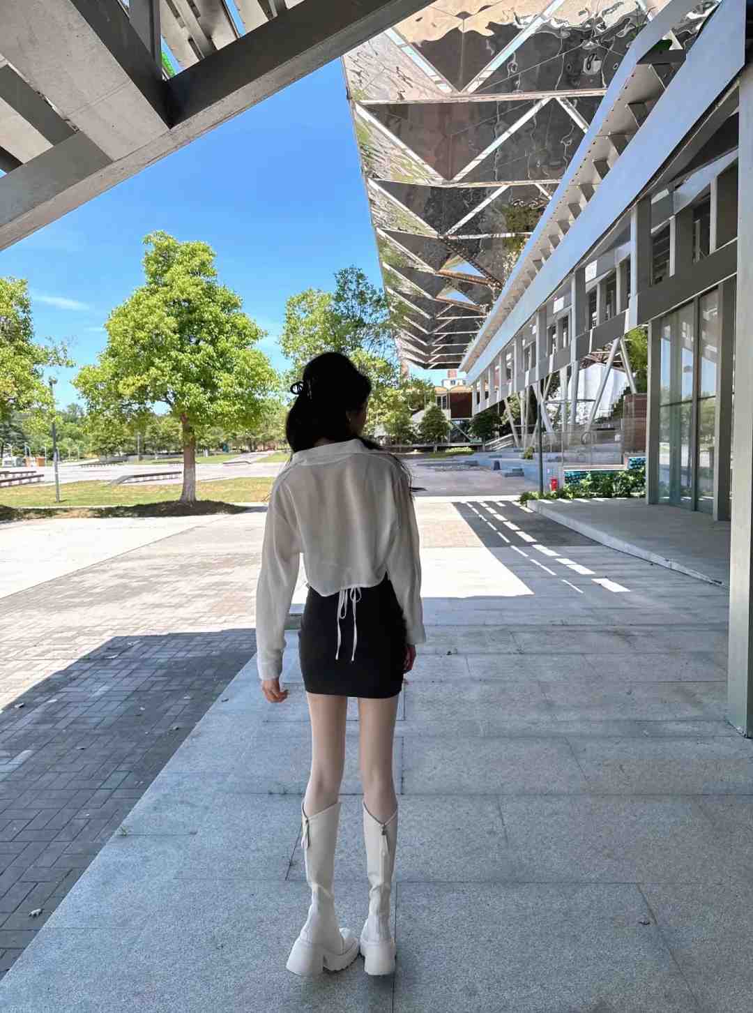 白色长筒靴夏天也能穿:短裙加透感衬衫的清冷感搭配