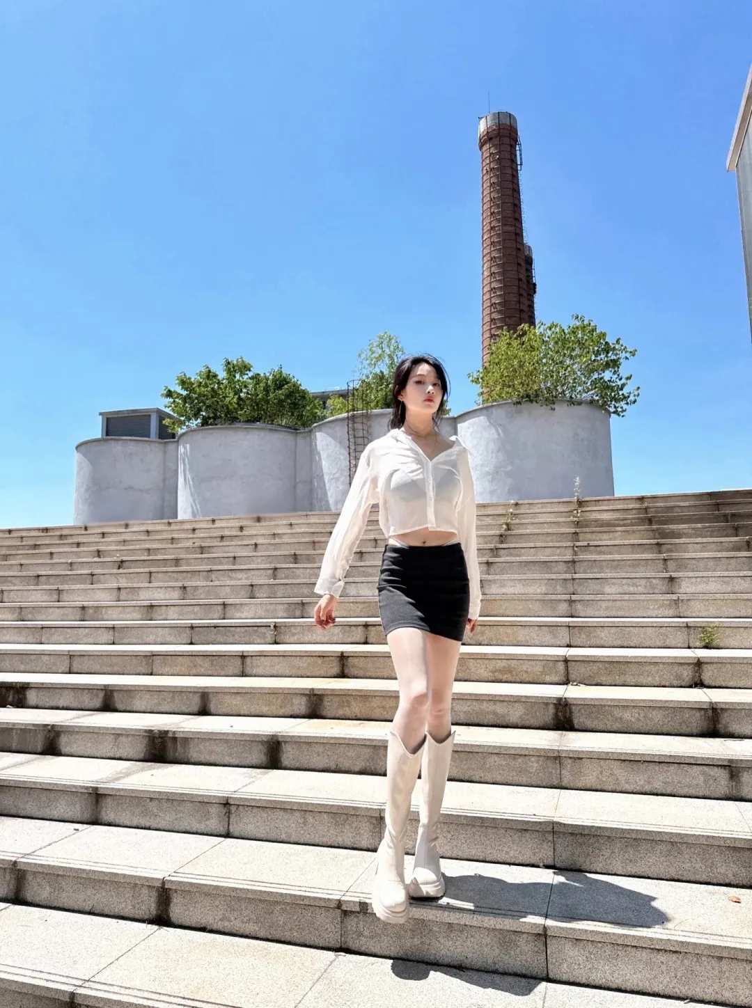 白色长筒靴夏天也能穿:短裙加透感衬衫的清冷感搭配