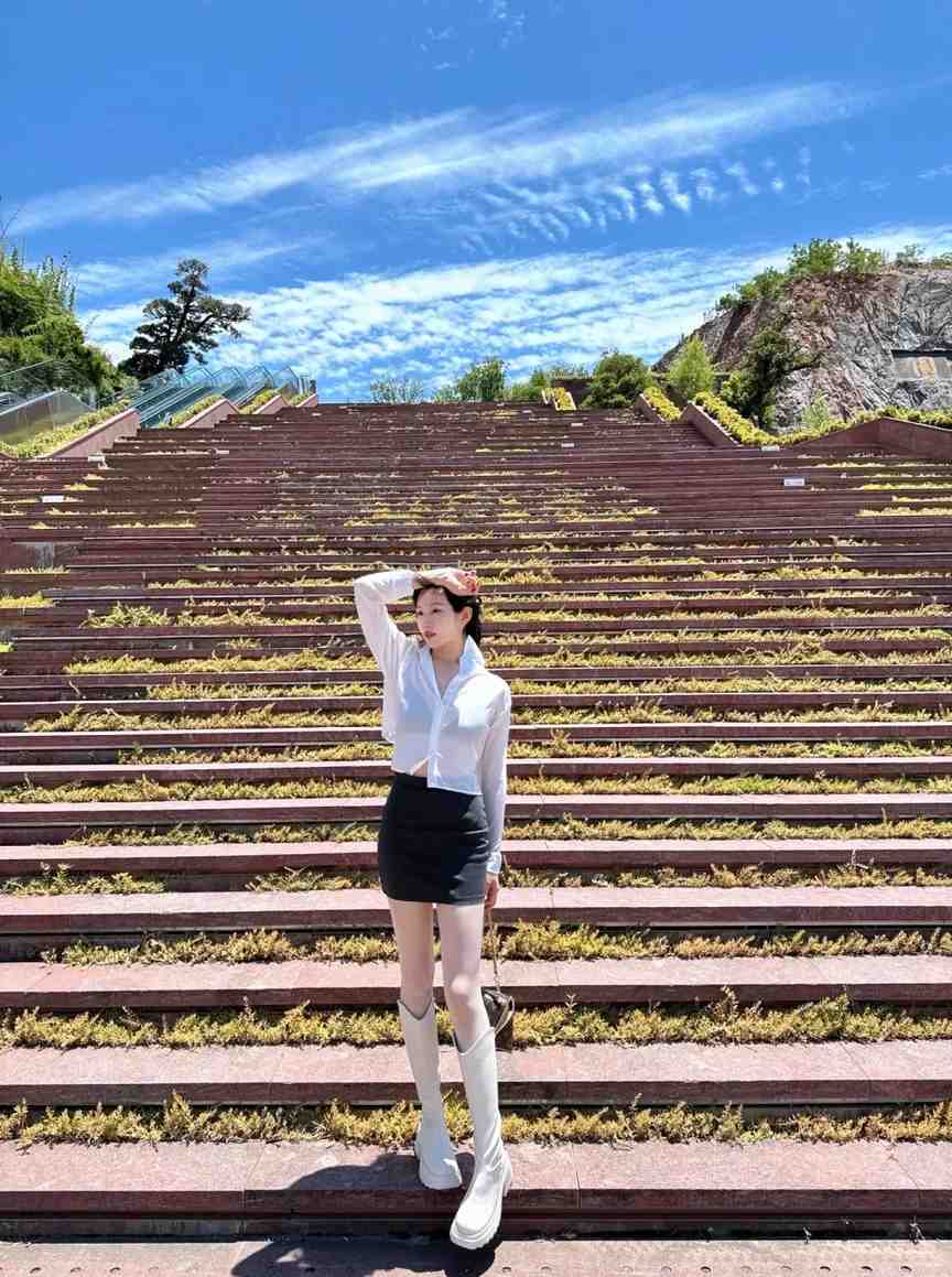 白色长筒靴夏天也能穿:短裙加透感衬衫的清冷感搭配