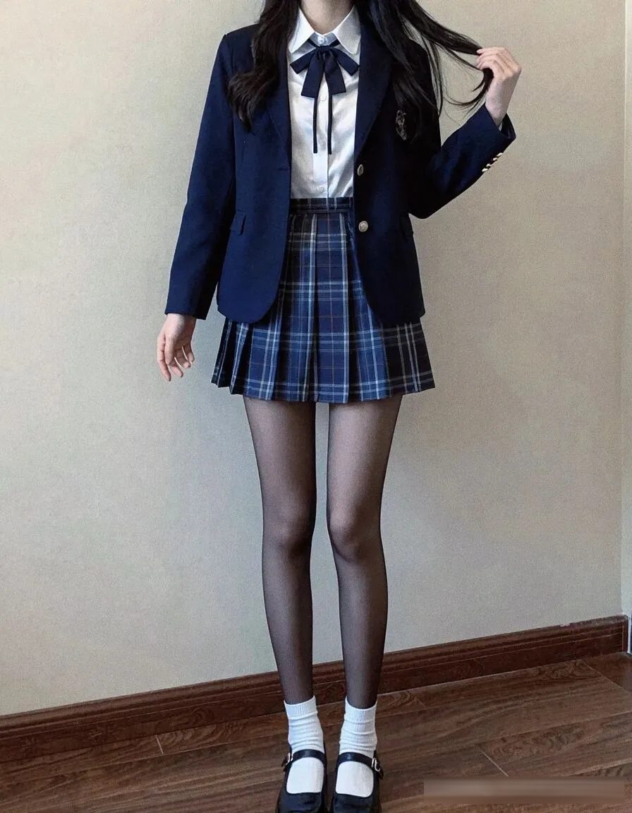 JK套装怎么混搭出轻熟感？在少女与御姐之间找平衡的搭配法