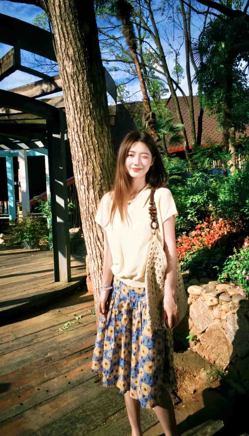夏日户外拍照的6个简单姿势：树下、木栈道与草地场景