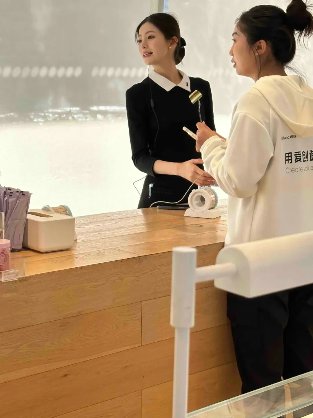 好利来和黑天鹅的制服差在哪?浅粉配肤色、全黑配黑丝的两套逻辑