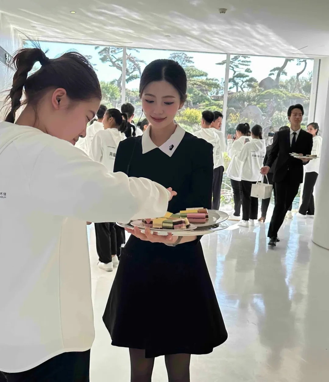 好利来和黑天鹅的制服差在哪?浅粉配肤色、全黑配黑丝的两套逻辑