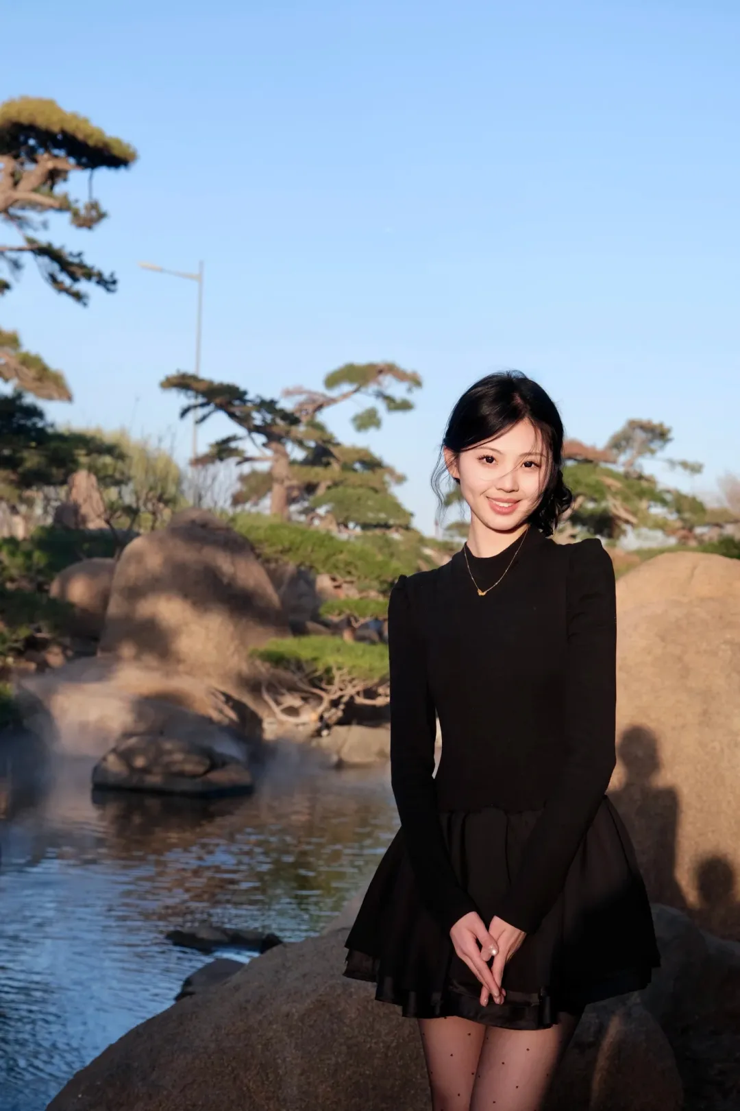 好利来和黑天鹅的制服差在哪?浅粉配肤色、全黑配黑丝的两套逻辑