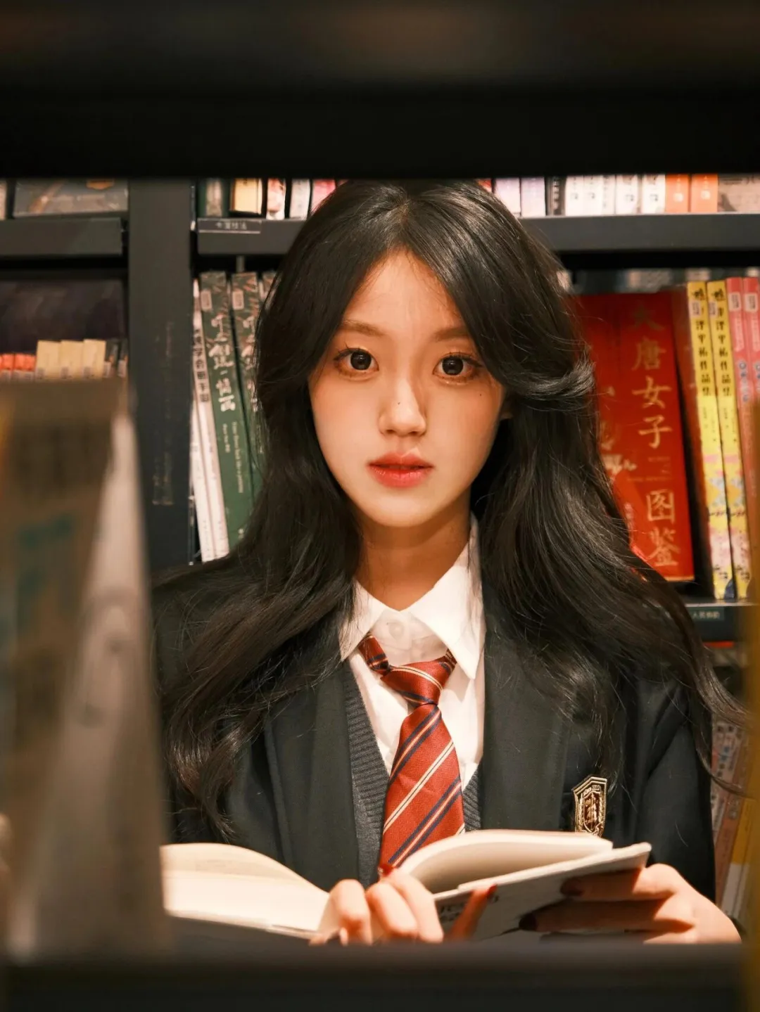 图书馆拍照姿势与穿搭：书架前拍出书卷气的6个方法
