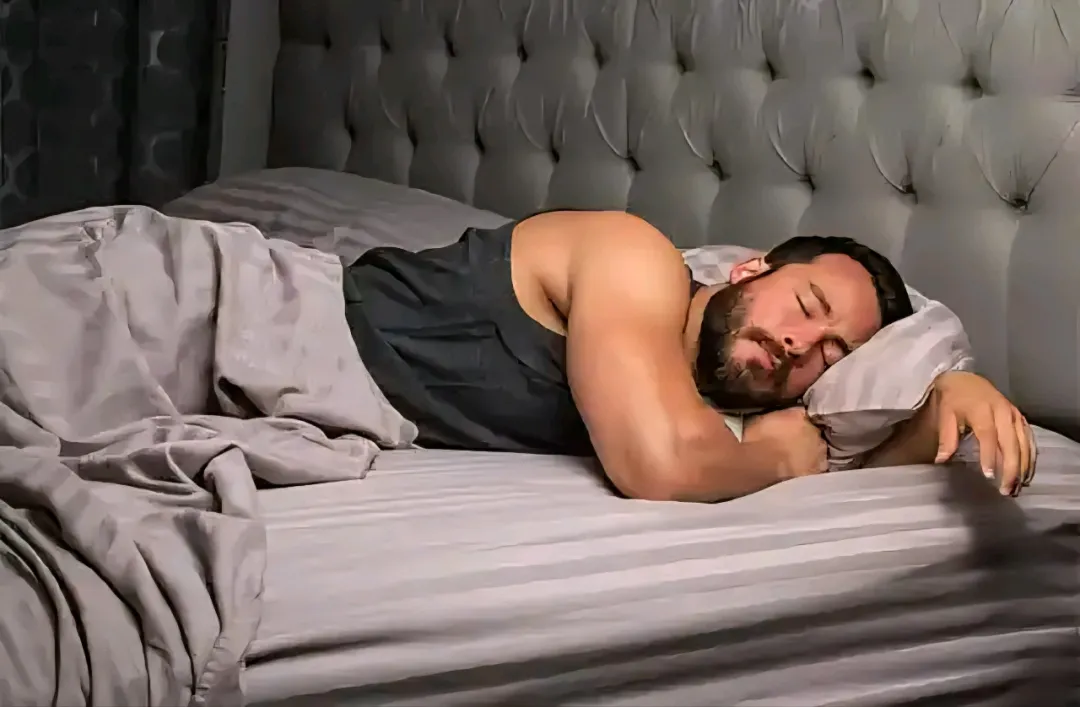 睡眠对增肌的影响:四种关键激素与每天该睡多久