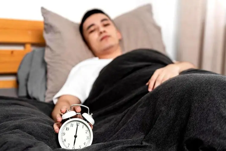 睡眠对增肌的影响:四种关键激素与每天该睡多久