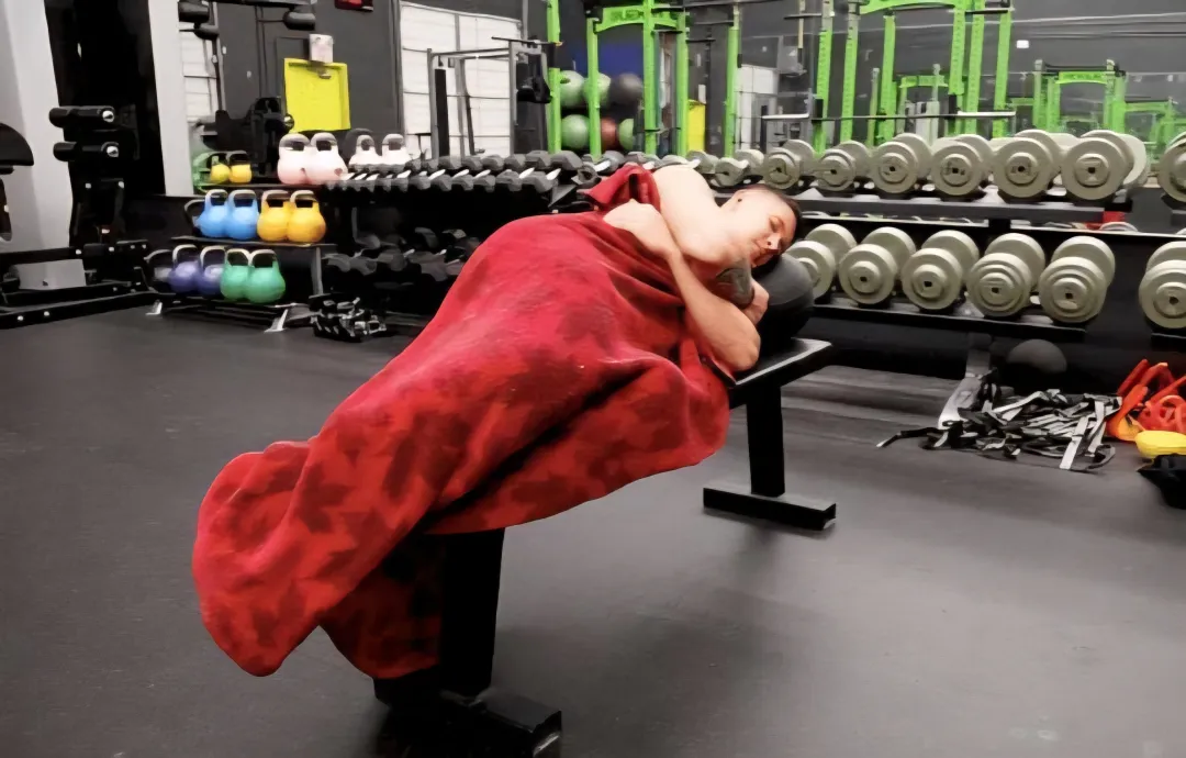睡眠对增肌的影响:四种关键激素与每天该睡多久