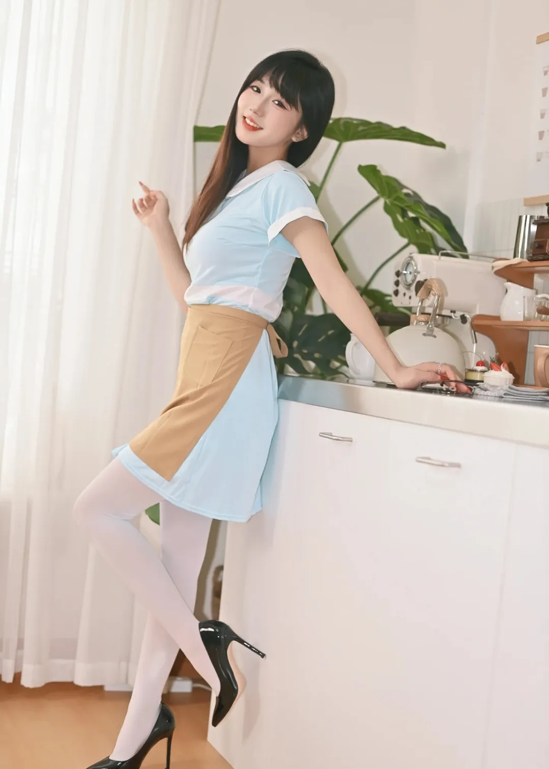 同样的制服换成白丝:好利来门店穿搭的温柔氛围感从哪来