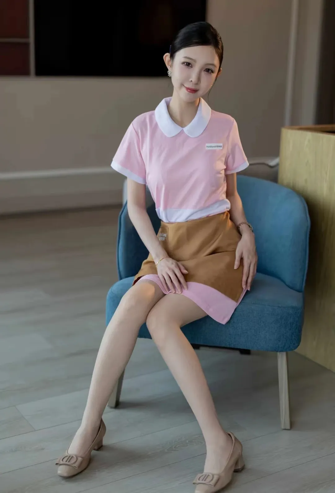 好利来粉蓝两款制服对比:版型细节和肤色丝袜的搭配要点