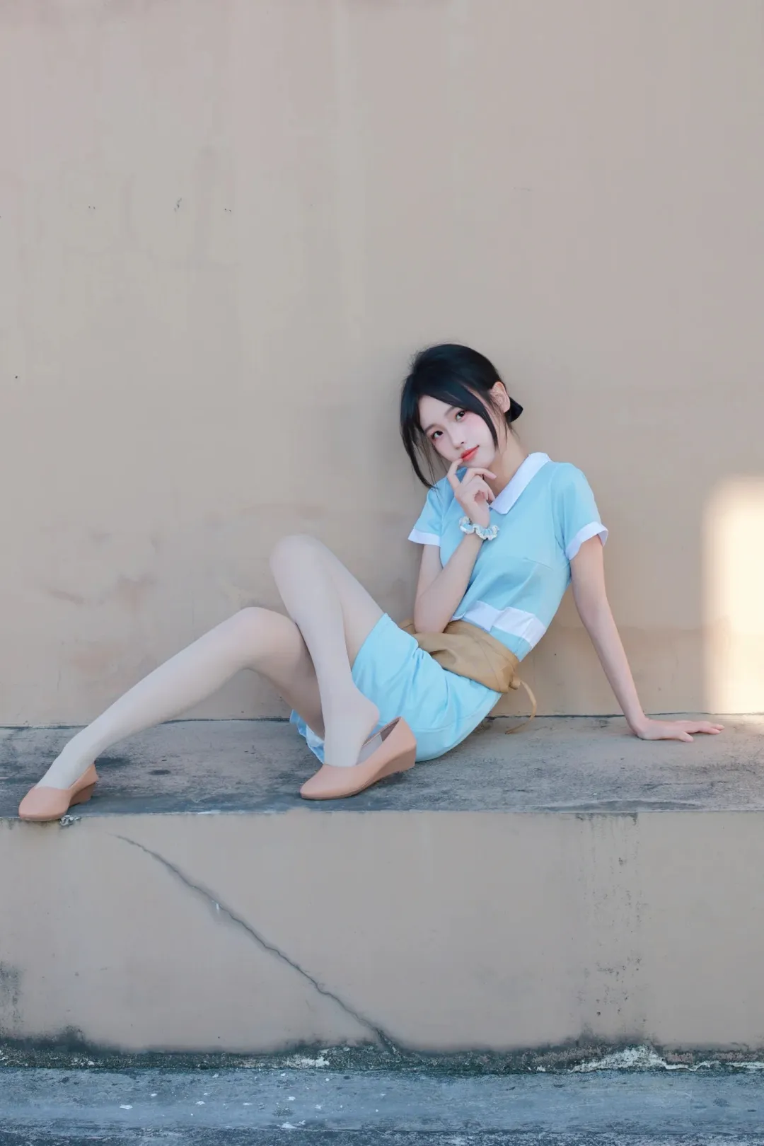 好利来粉蓝两款制服对比:版型细节和肤色丝袜的搭配要点