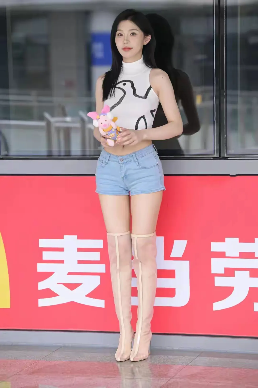 牛仔热裤配裸色长筒靴热不热?夏天穿长靴的实际取舍