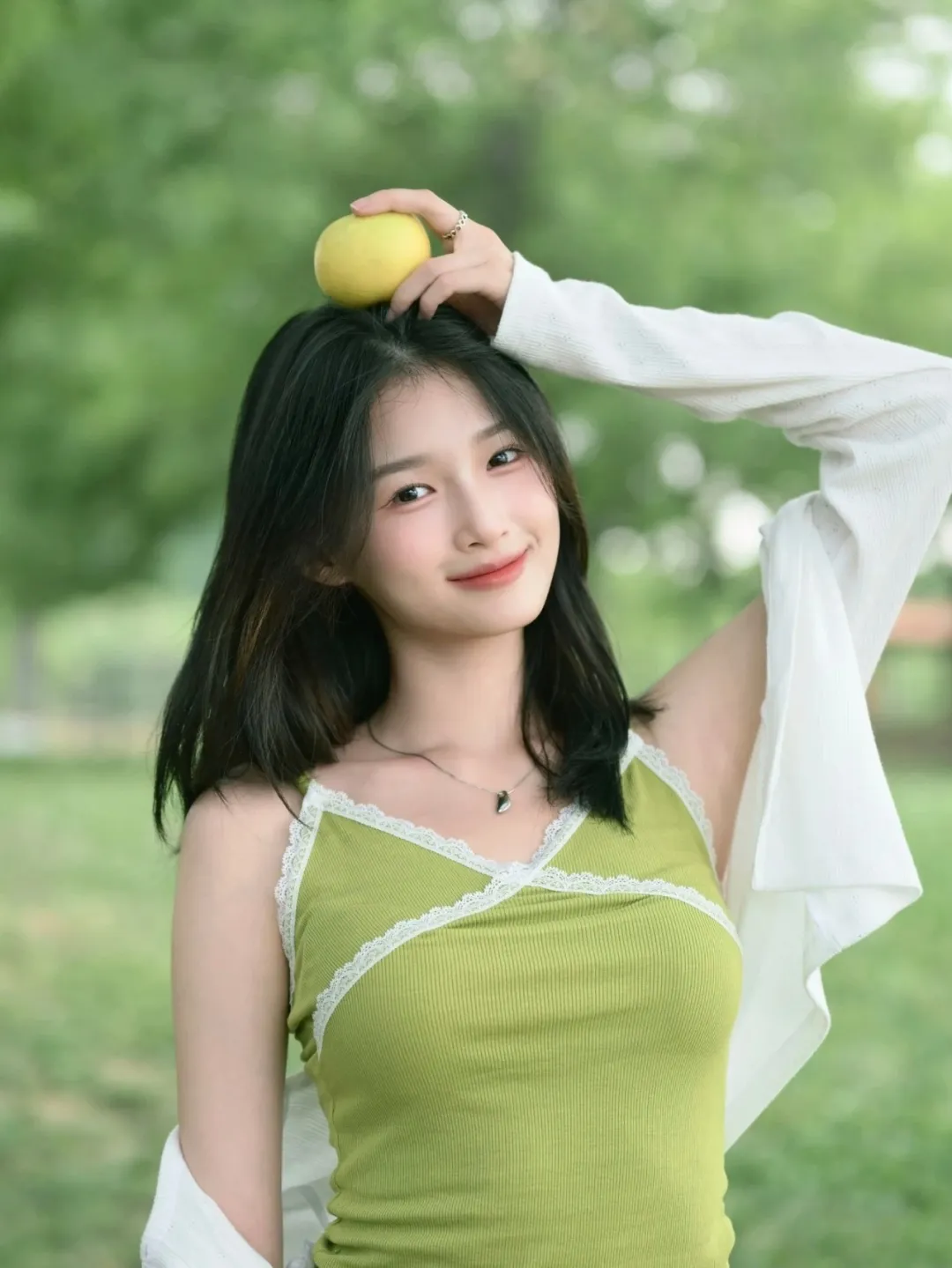 湖邊草坪拍照姿勢：吊帶配開衫的夏日戶外寫真思路