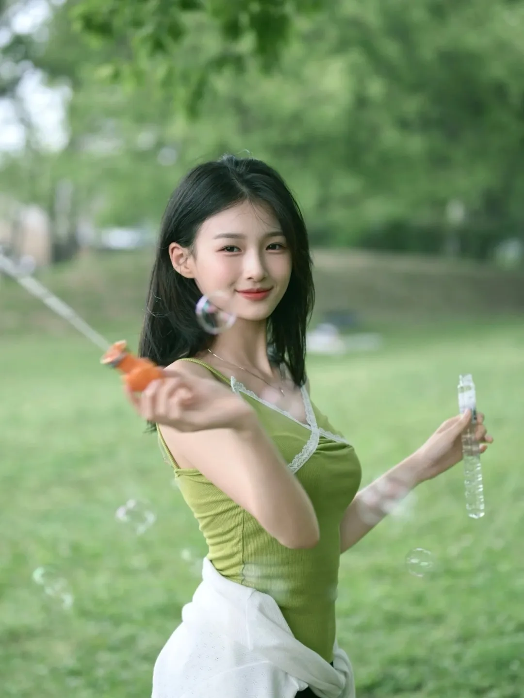 湖邊草坪拍照姿勢：吊帶配開衫的夏日戶外寫真思路