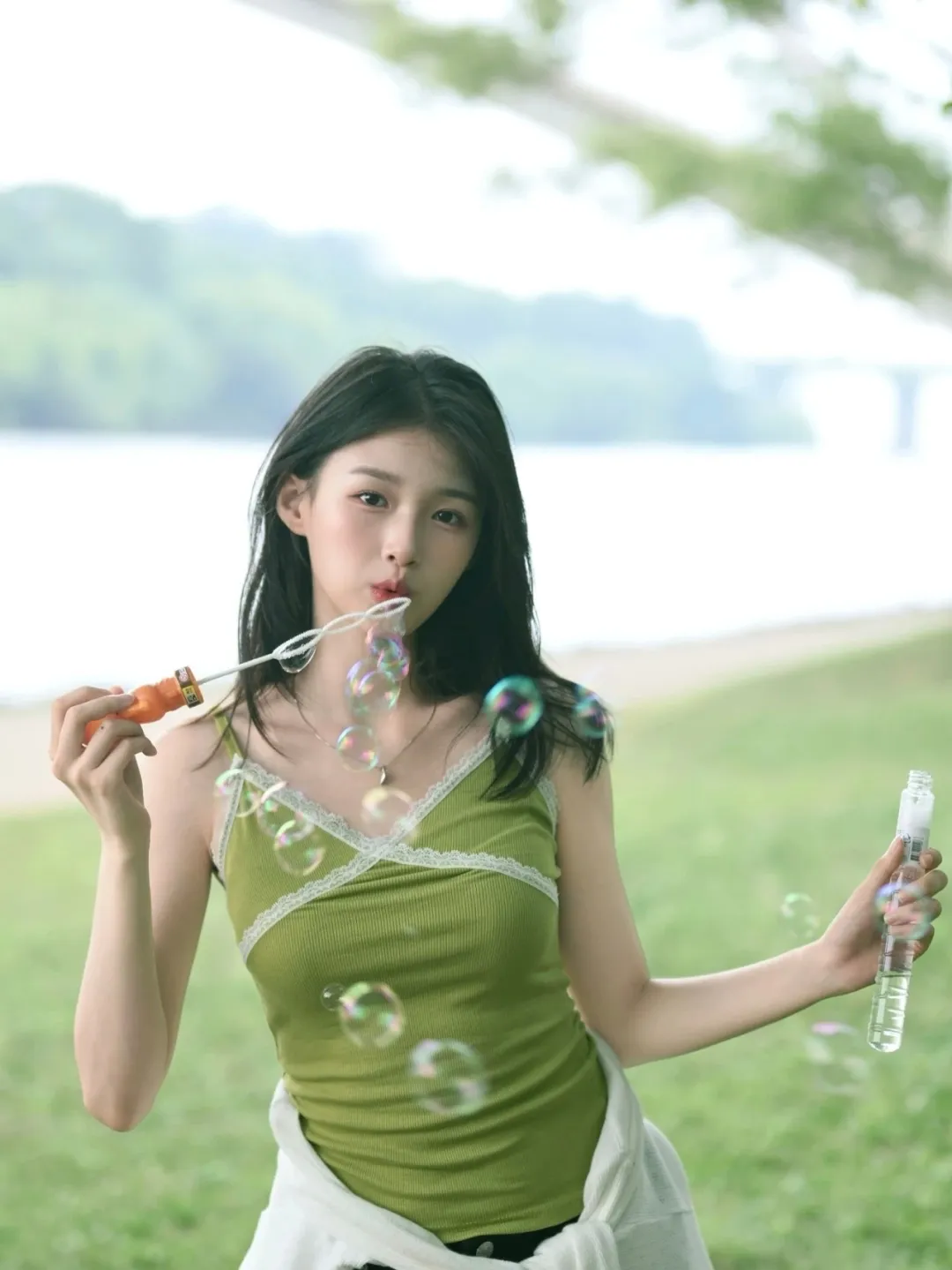 湖邊草坪拍照姿勢：吊帶配開衫的夏日戶外寫真思路