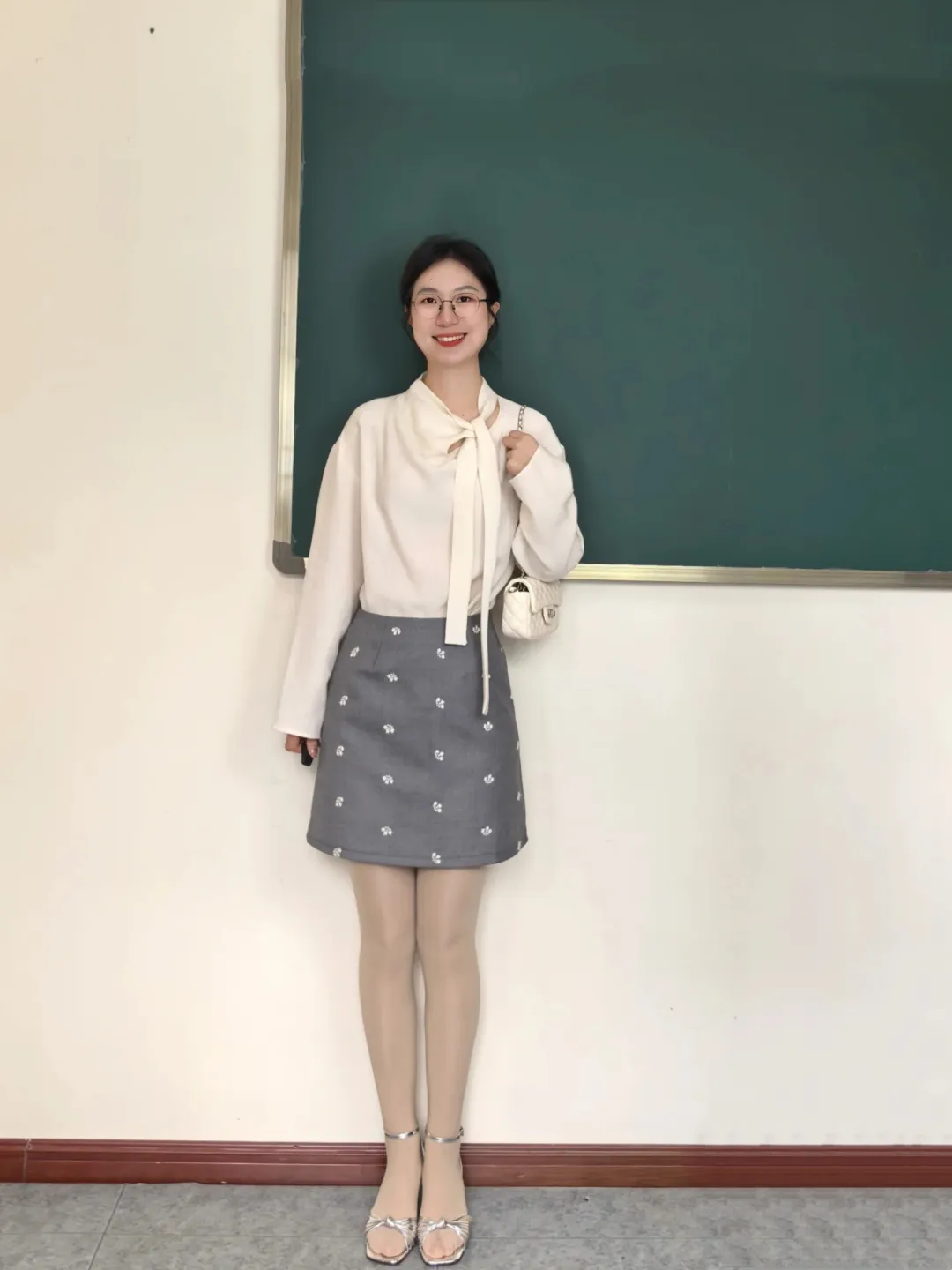 老师上课穿什么最得体?米白衬衫配灰色碎花半裙的通勤方案