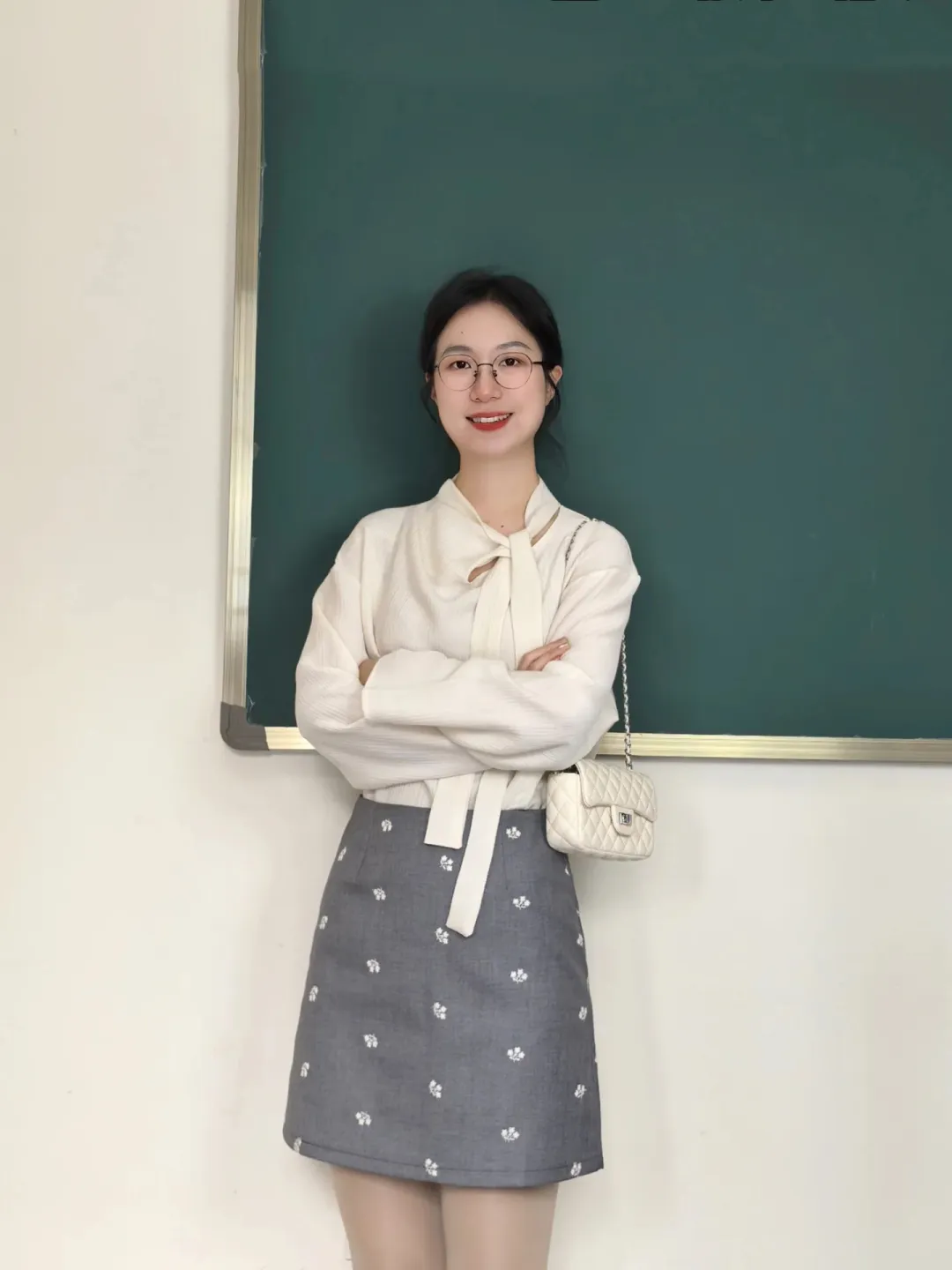 老师上课穿什么最得体？米白衬衫配灰色碎花半裙的通勤方案