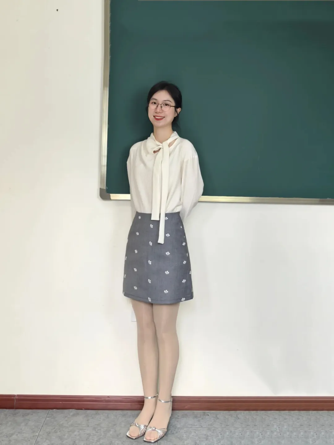 老师上课穿什么最得体?米白衬衫配灰色碎花半裙的通勤方案