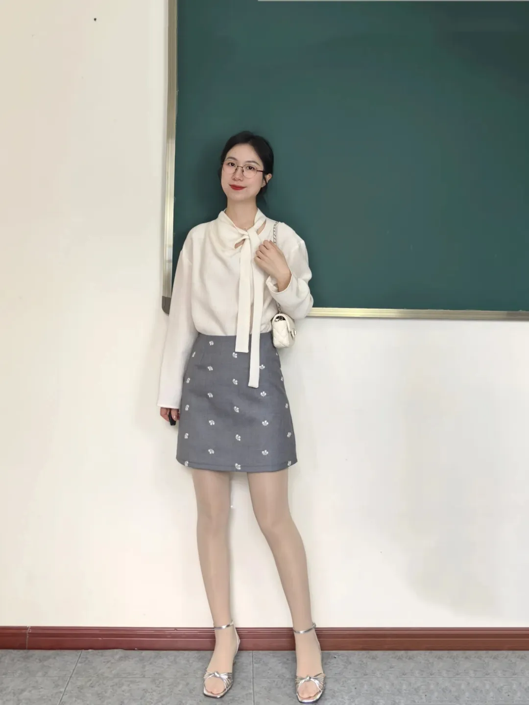 老师上课穿什么最得体?米白衬衫配灰色碎花半裙的通勤方案