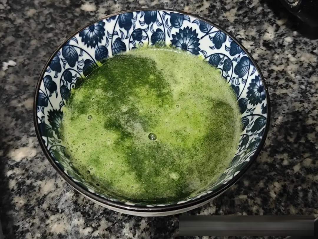 黄瓜汁馒头：不加色素的翠绿花样馒头，配火腿芝士馅
