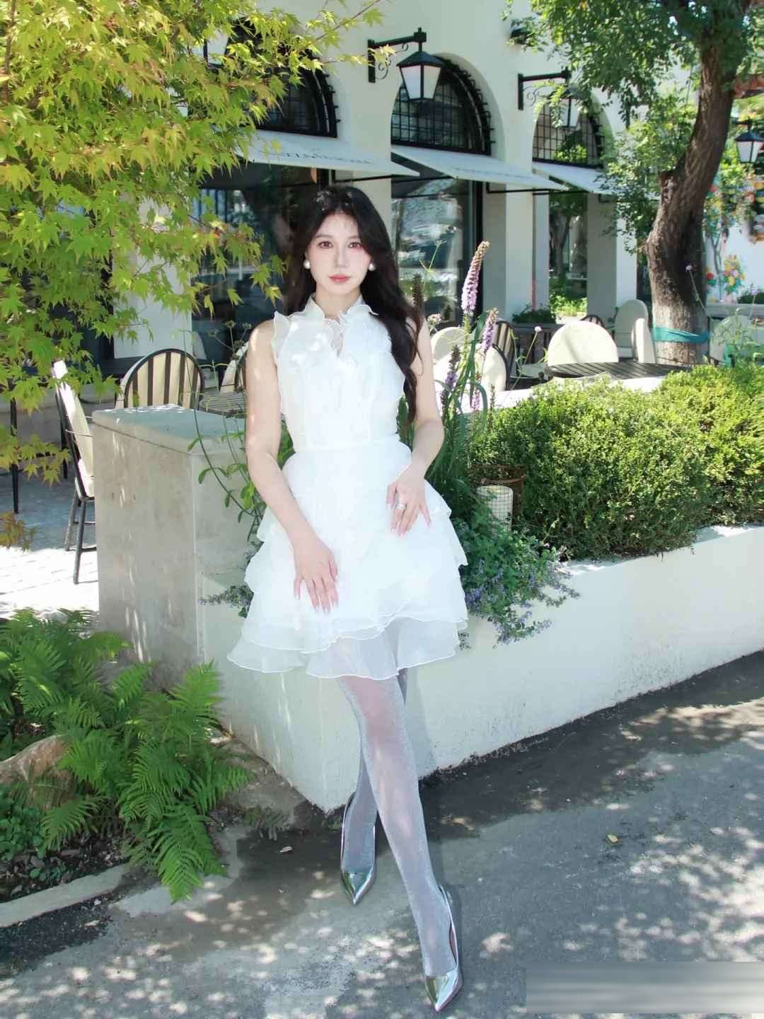 银闪丝袜怎么穿不显土?小白裙加低饱和银灰的约会搭配