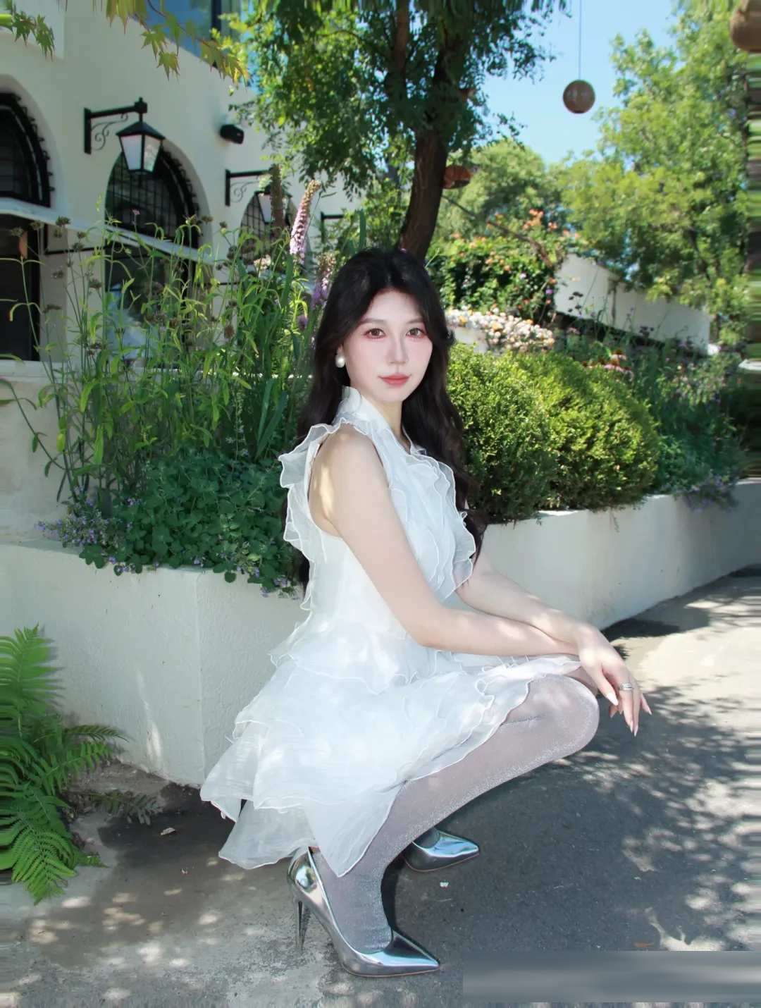 银闪丝袜怎么穿不显土?小白裙加低饱和银灰的约会搭配