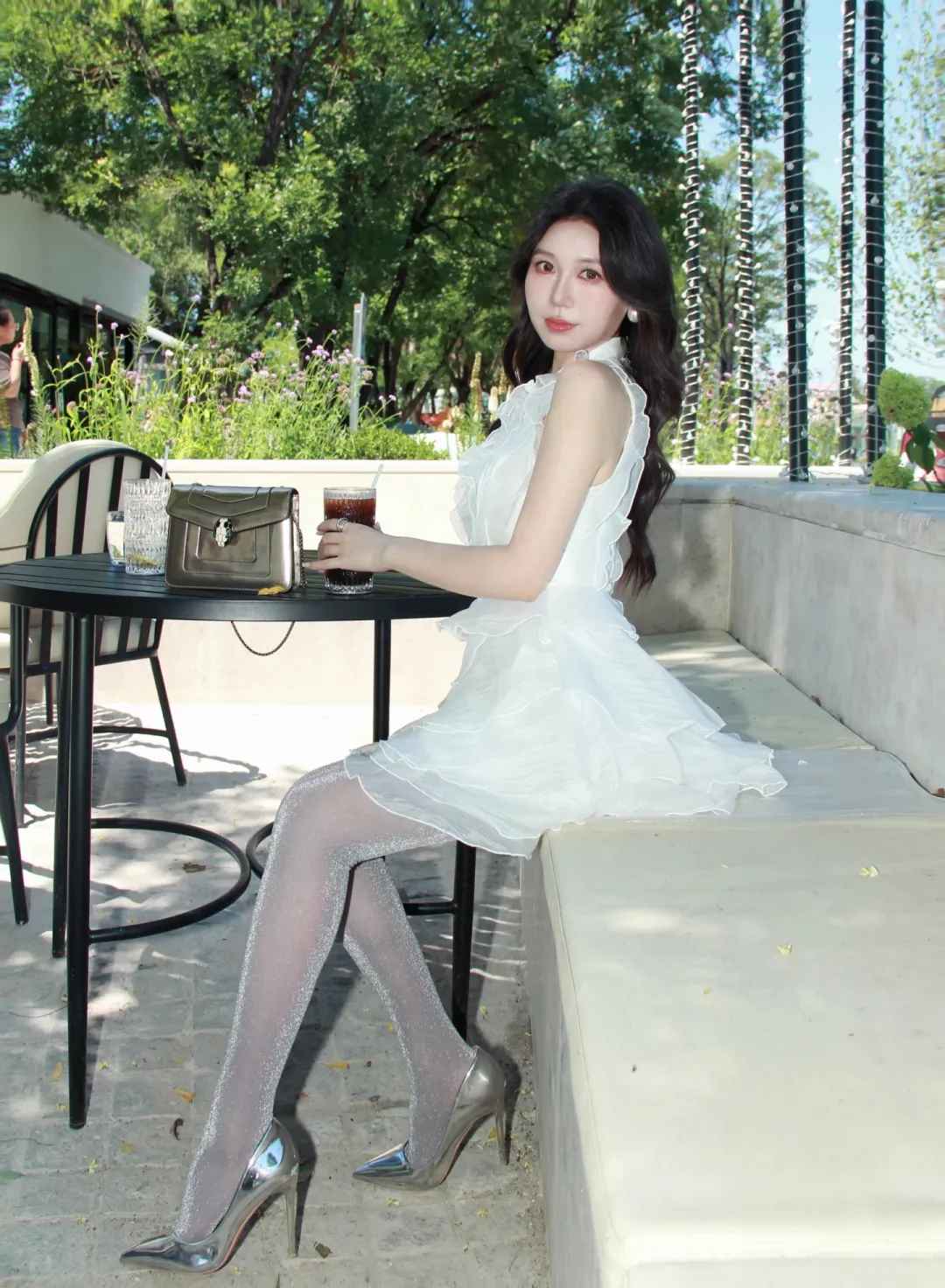 银闪丝袜怎么穿不显土?小白裙加低饱和银灰的约会搭配