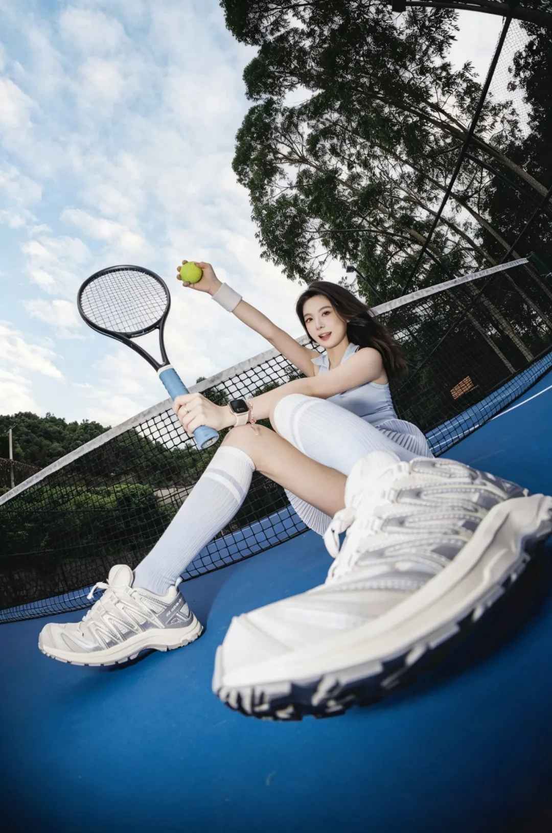 网球场怎么拍照？广角镜头的取景角度与姿势示范